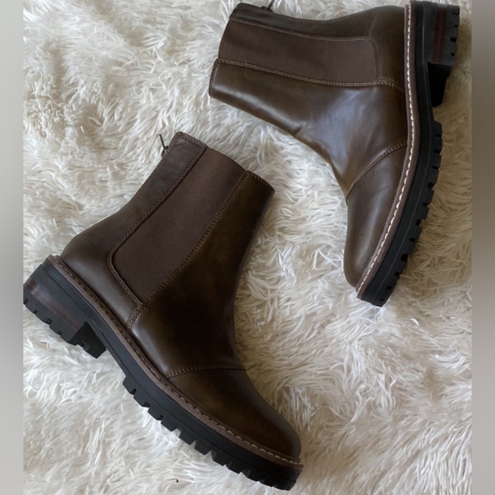 Yellow round toe Ankle boots in brown leather